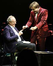 Schauspieler Friedrich von Thun mit Zauberer Dustin Nicolodi  bei der VIP-Premieren Gala am 02.11.2017 im teatro (©Foto: Martin Schmitz)